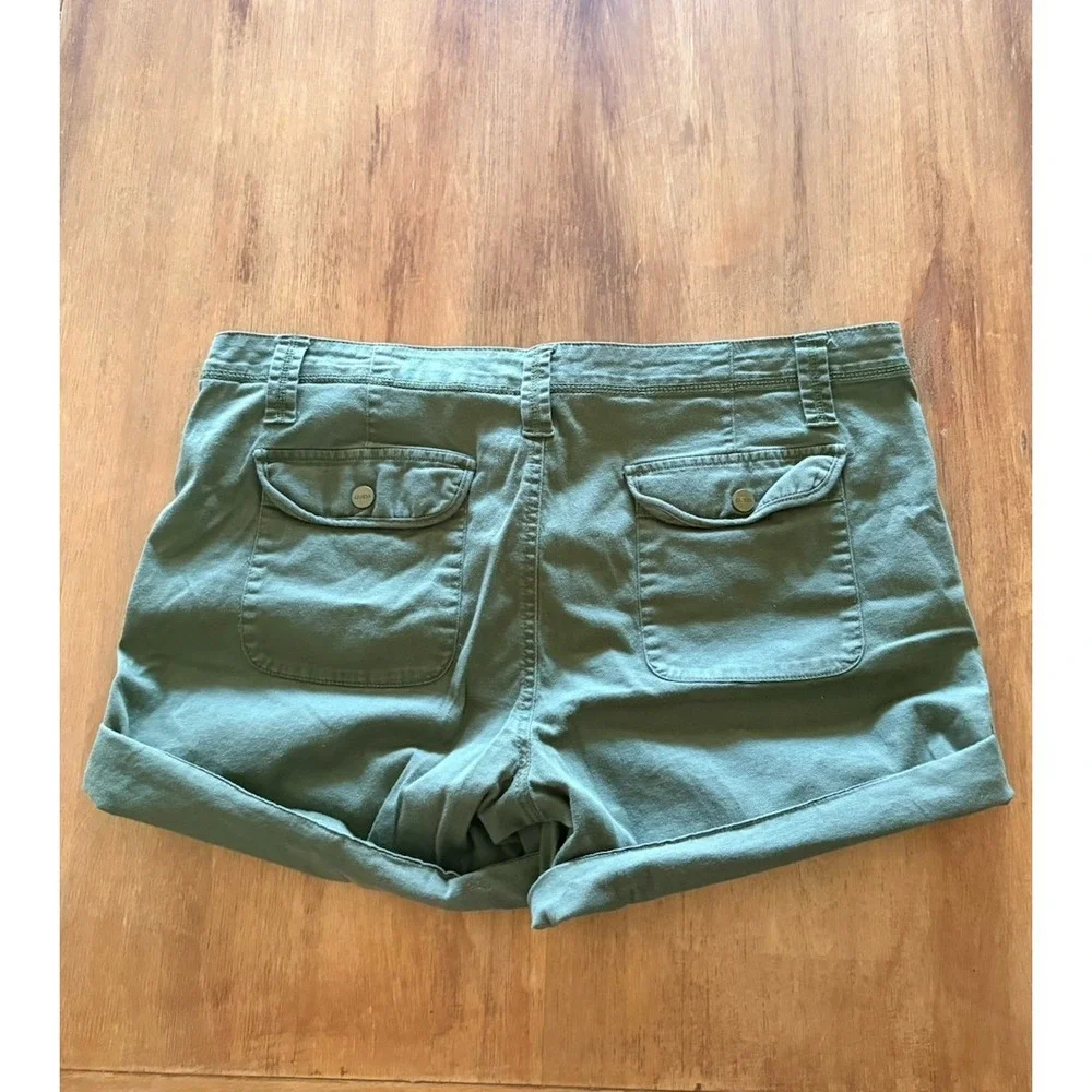 Guess Y2K Army Green  Roll Up Shorts with Pockets Size 32 98% Cotton